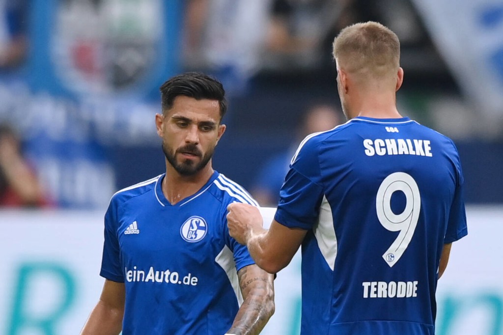 Bei Schalke klatscht Danny Latza mit Simon Terodde ab.