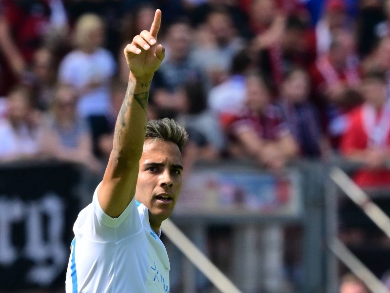 Rodrigo Zalazar bejubelt sein Tor für den FC Schalke 04 in Nürnberg mit ausgestrecktem Zeigefinger.