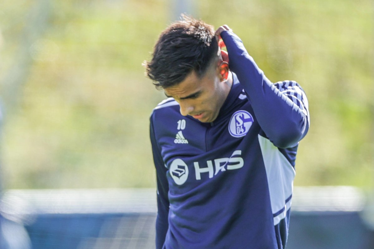 Rodrigo Zalazar, Star des FC Schalke 04, kratzt sich ratlos am Kopf.