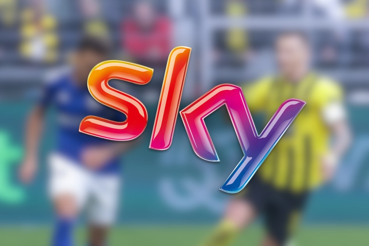 Sky-Logo vor einem Zweikampf zwischen Schalkes Jordan Larsson und Dortmunds Marco Reus.