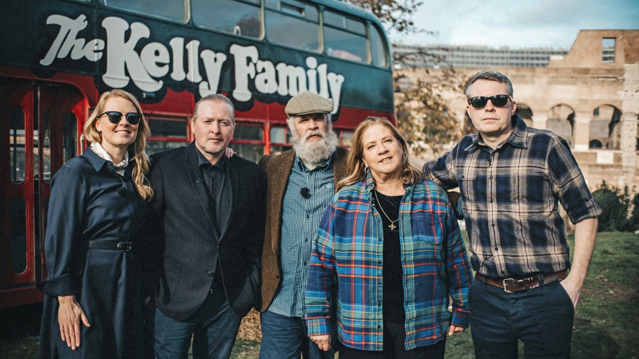 In "The Kelly Family - die Reise geht weiter" begeben sich (hier v.l.n.r.) Patricia, Joey, Paul, Kathy und Jimmy Kelly auf eine emotionale Reise. 
