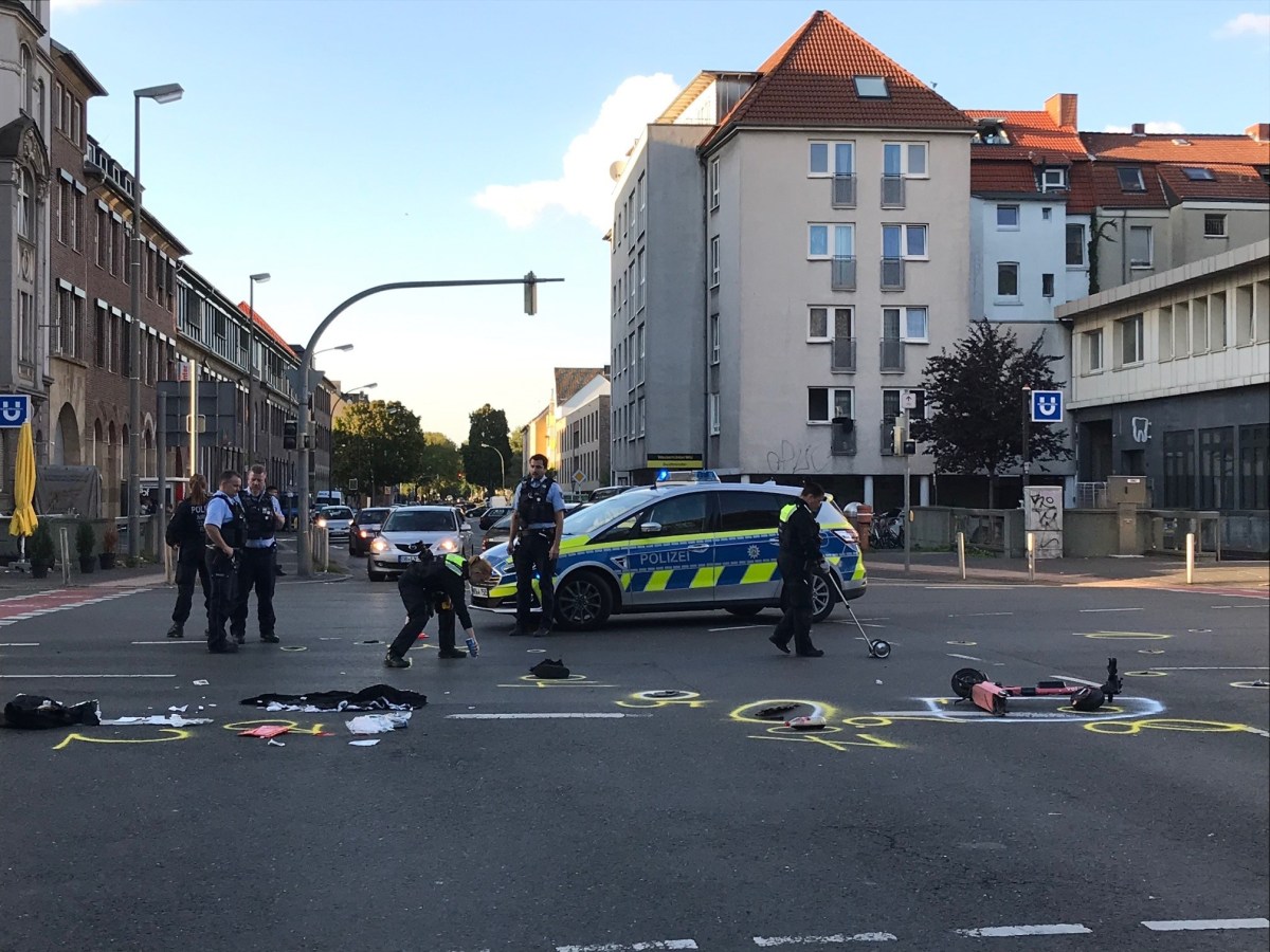 Auf der Mallinckrodtstraße in Dortmund liegen nach einem Unfall die Habseligkeiten eines 16-Jährigen auf der Straße.