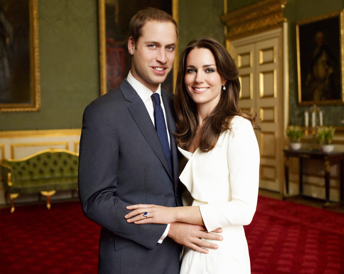 Prinz William und Kate Middleton posieren für ihr Verlobungsfoto in der Ratskammer im Londoner St. James Palace.