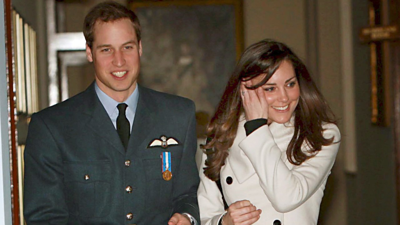 Kate Middleton begleitet Prinz William, nachdem er am 11. April 2008 zum Piloten der Royal Air Force ernannt wurde.
