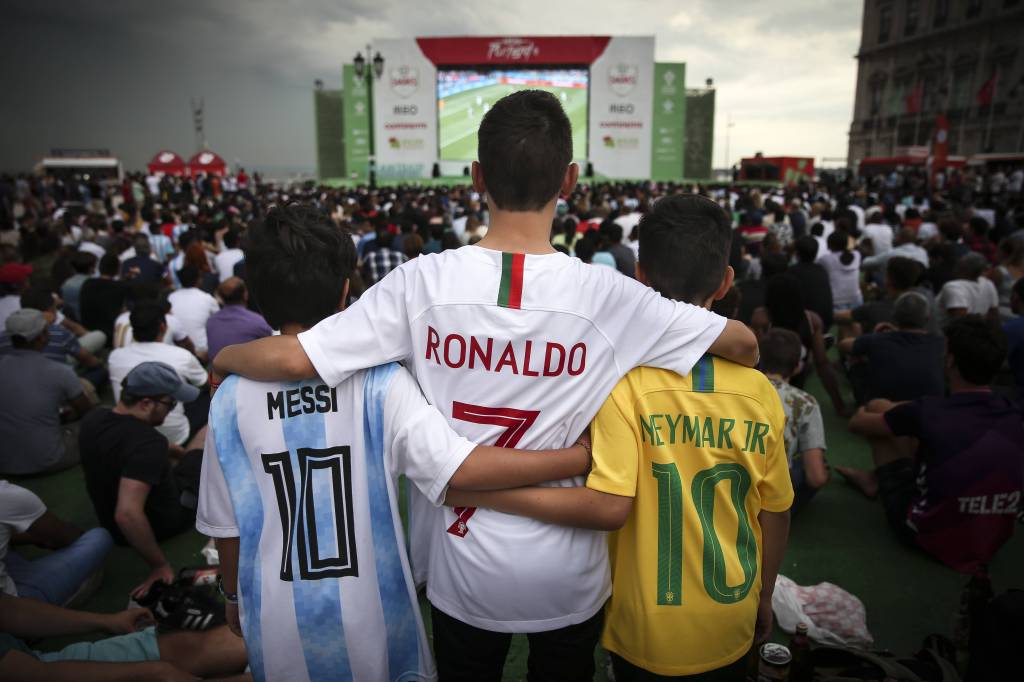 Fans von Ronaldo, Messi und Neymar schauen die WM 2022 im TV.