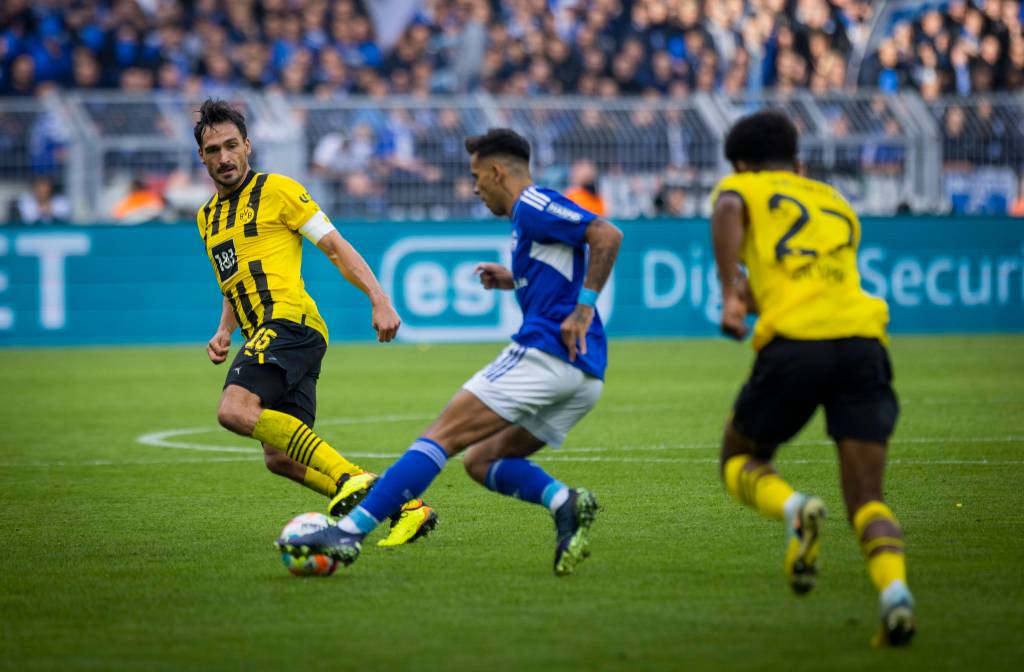 Rodrigo Zalazar bei Dortmund gegen FC Schalke 04 im Zweikampf mit Mats Hummels.