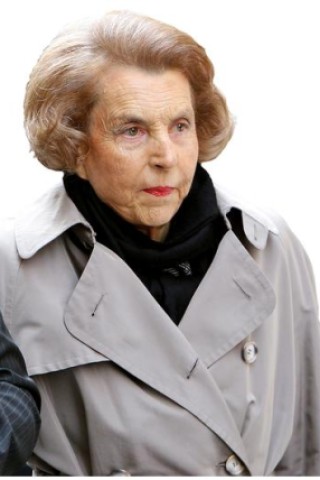 Sie könnte ohne weiteres ein paar Millionen Euro verschenken...: Das Vermögen von Liliane Bettencourt wird auf 13,4 Milliarden Euro geschätzt. Foto: afp, Sorgt in Pariser Gesellschaftskreisen derzeit für mächtig Gesprächsstoff: Fotograf François-Marie Banier wird von der Milliardärin Liliane Bettencourt protegiert. Foto: afp