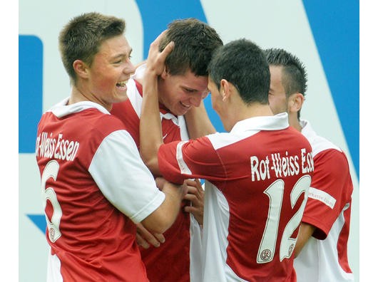Die 2. Mannschaft von Rot Weiss Essen, RWE, spielt am 6.9.2009 gegen Germania Windeck im Georg Melches Stadion und gewinnt 2:1.