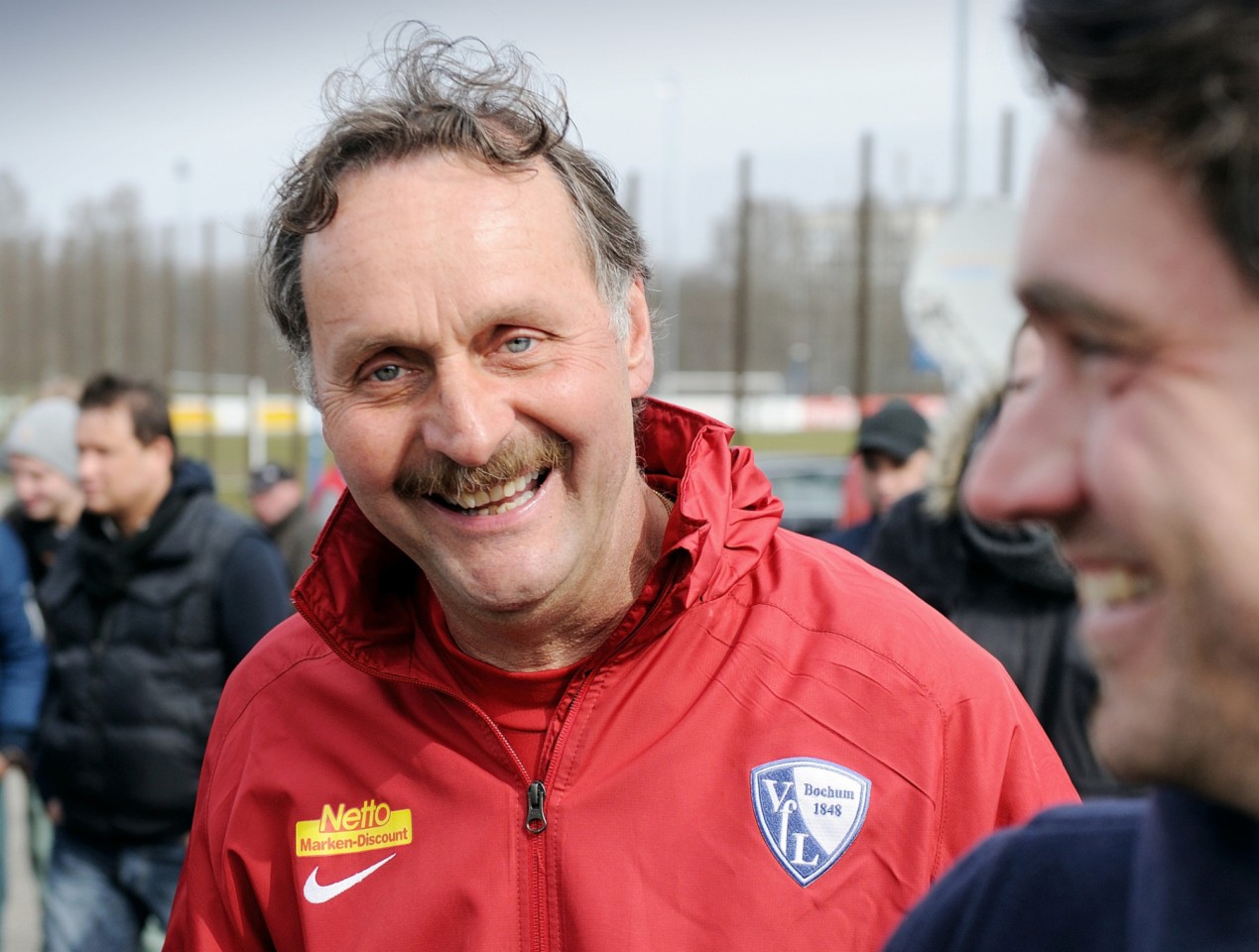 Peter Neururer lächelt bei seinem ersten VfL-Training im Jahr 2013 - und alle lächeln mit.