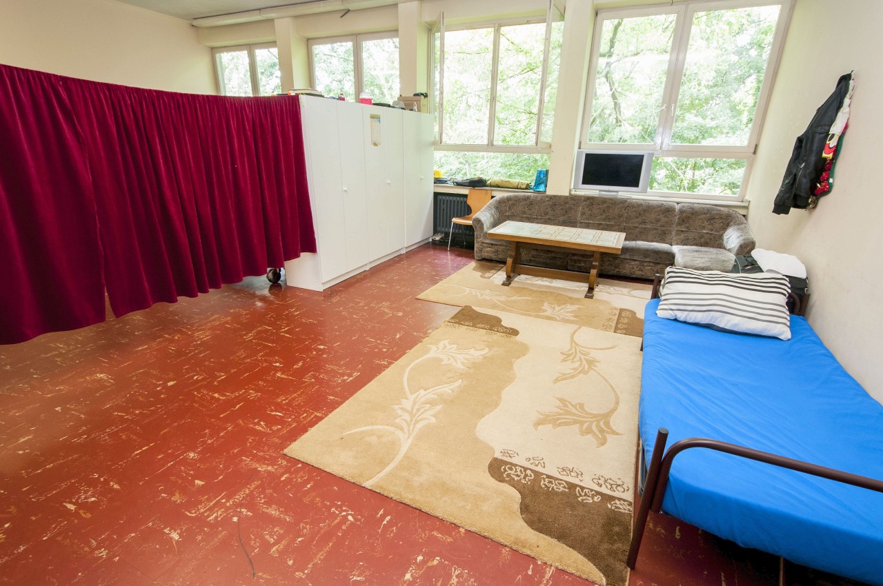 Ein Klassenraum, in dem eine siebenköpfige Familie lebt: Wird ein Raum frei, rücken Bewohner aus der Turnhalle nach.