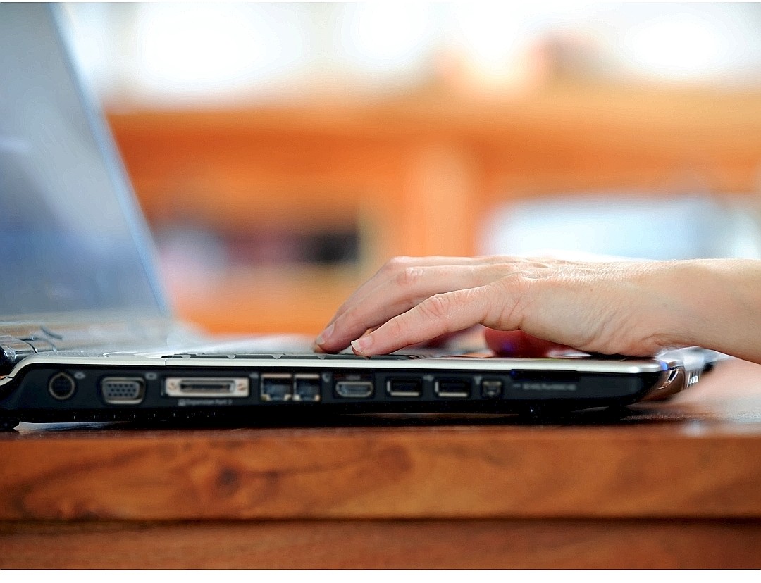 Mal eben eine Mail schicken – Am Computer fliegen die Texte nur so hin und her. (Foto: Ingo Otto)