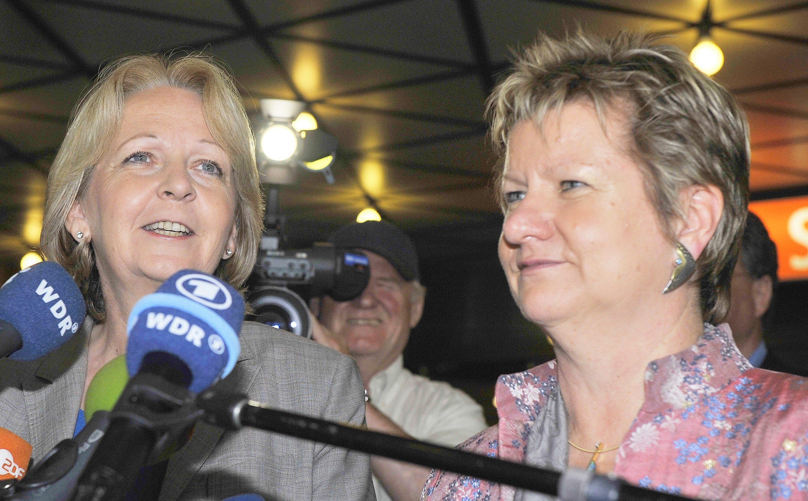 „Kollegiales Betriebsklima“: Hannelore Kraft mit Koalitionspartnerin Sylvia Löhrmann (re.). Foto: dapd)