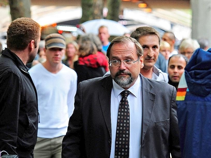 Mit Buh-Rufen wurde Sauerland bedacht, als er am Tunnel der Opfer gedenken wollte.