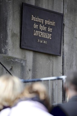 Trauernde stehen vor der Gedenktafel am Zugang zur Rampe, wo 21 Menschen starben. (Foto: ddp)