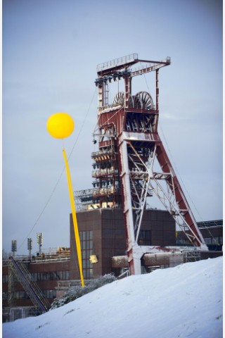 Zum Finale durften auch noch einmal die gelben „Schachtzeichen“-Ballons über dem Nordsternpark aufsteigen. Foto: Ilja Höpping / WAZ FotoPoool