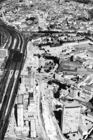 Die 1960er Jahre bedeuteten für die Stadt Essen einen Aufbruch zu neuer Stärke – ablesbar auch am Städtebau. Hier ein Blick auf die Bürostadt südlich des Hauptbahnhofs, gesehen von Westen mit dem Thyssen-Hochhaus (links unten), dem Wolkenkratzer des RWE (rechts), dem Postscheckamt im Bau und dem Ausbau des Ruhrschnellwegs. 