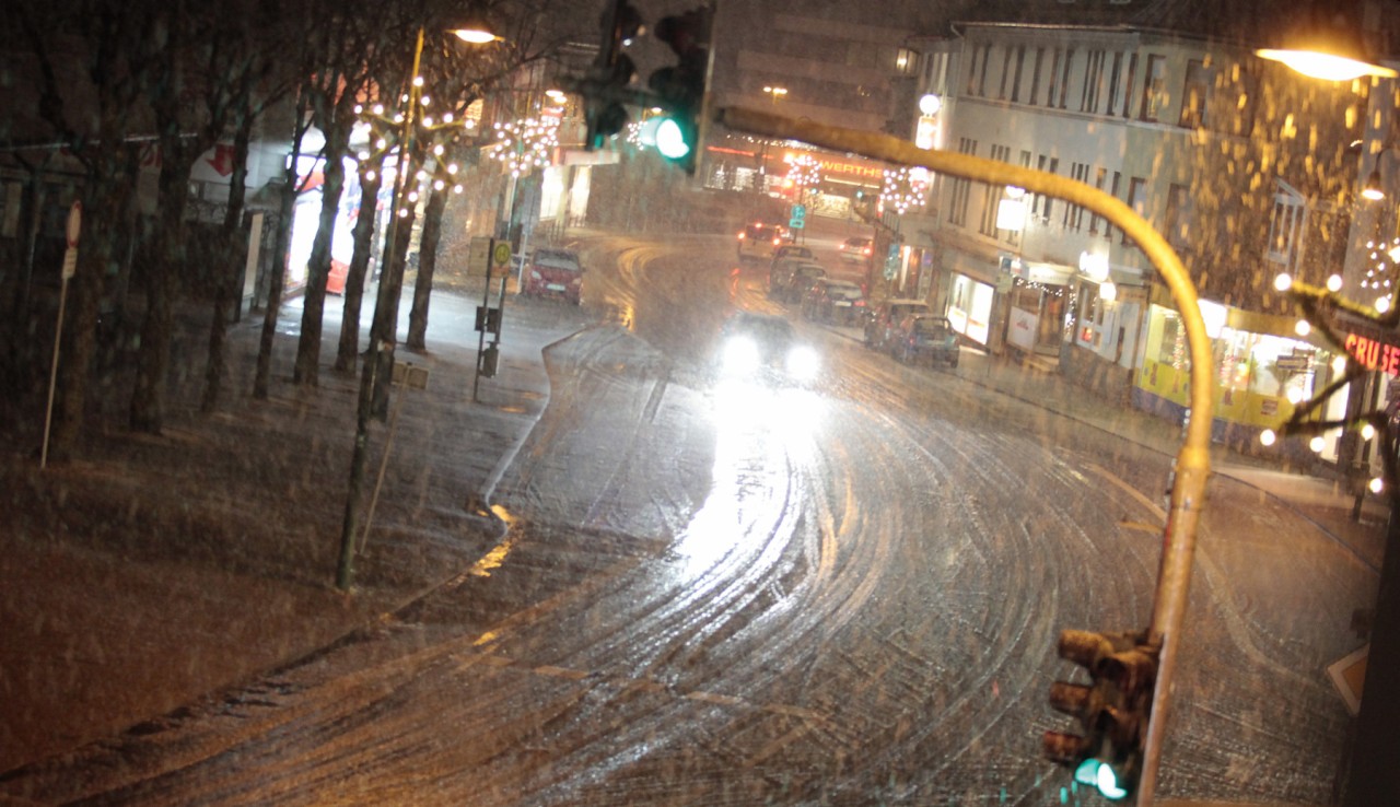 Zum Sturm Xaver kam der Schnee hinzu. In Warstein waren die Straßen am Abend wie leergefegt.