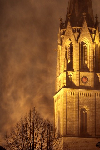 Gespenstisch: Das Orkantief Xaver zieht an der Pankratiuskirche in Warstein vorbei. Foto: Tim Cordes