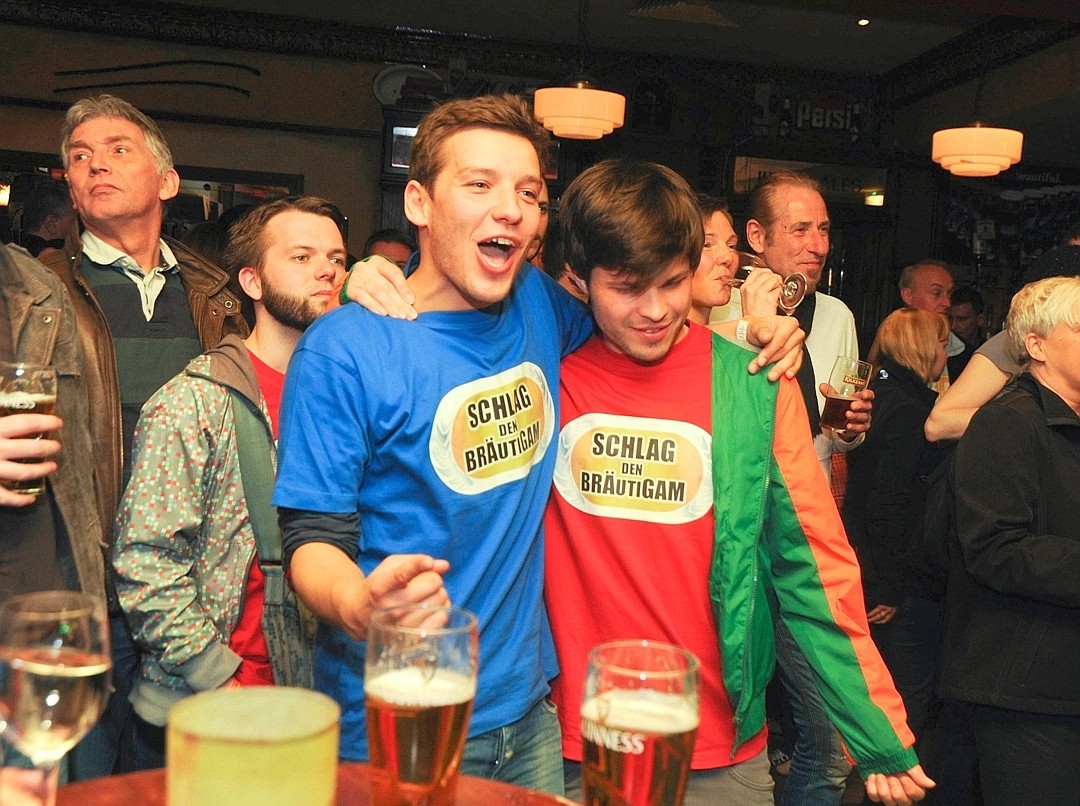 Unter dem Motto „Schlag den Bräutigam“, feierten neun junge Männer den „letzten Abend in Freiheit“ von Kumpel Nils Eistel.