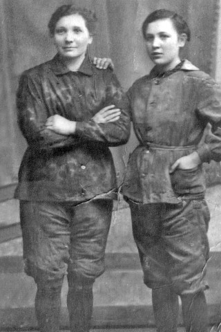 Anna Wischermann (l.) aus Bottrop und ihre jüngere Schwester Maria. 