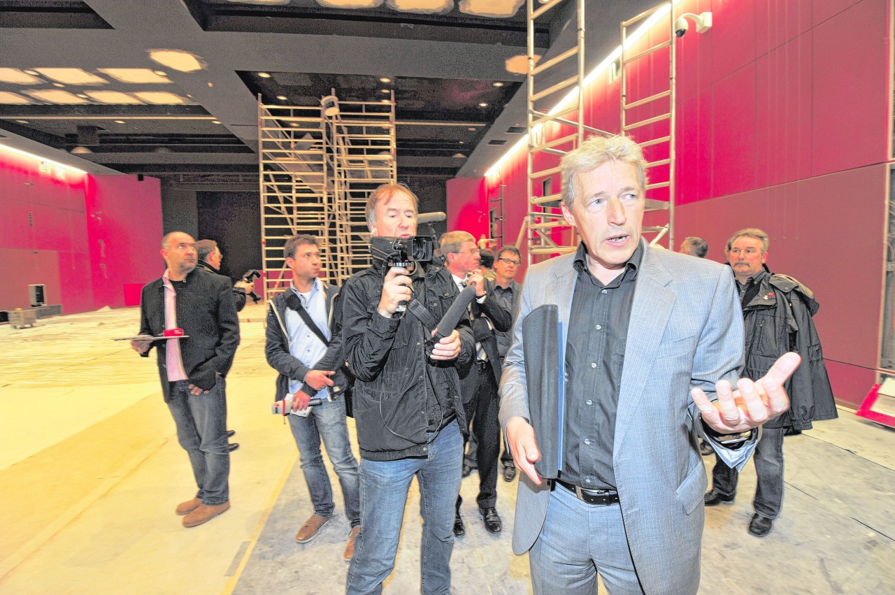 IMD-Chef Uwe Rohde erläuterte gestern den Baufortschritt in der Kleinen Halle. Ende Mai werden hier die Arbeiten beendet sein. Danach komme die „Peripherie“ dran, sprich die Räume drum herum. Erst am 1. Oktober ist die Halle plus „Peripherie“ dann betriebsbereit. 