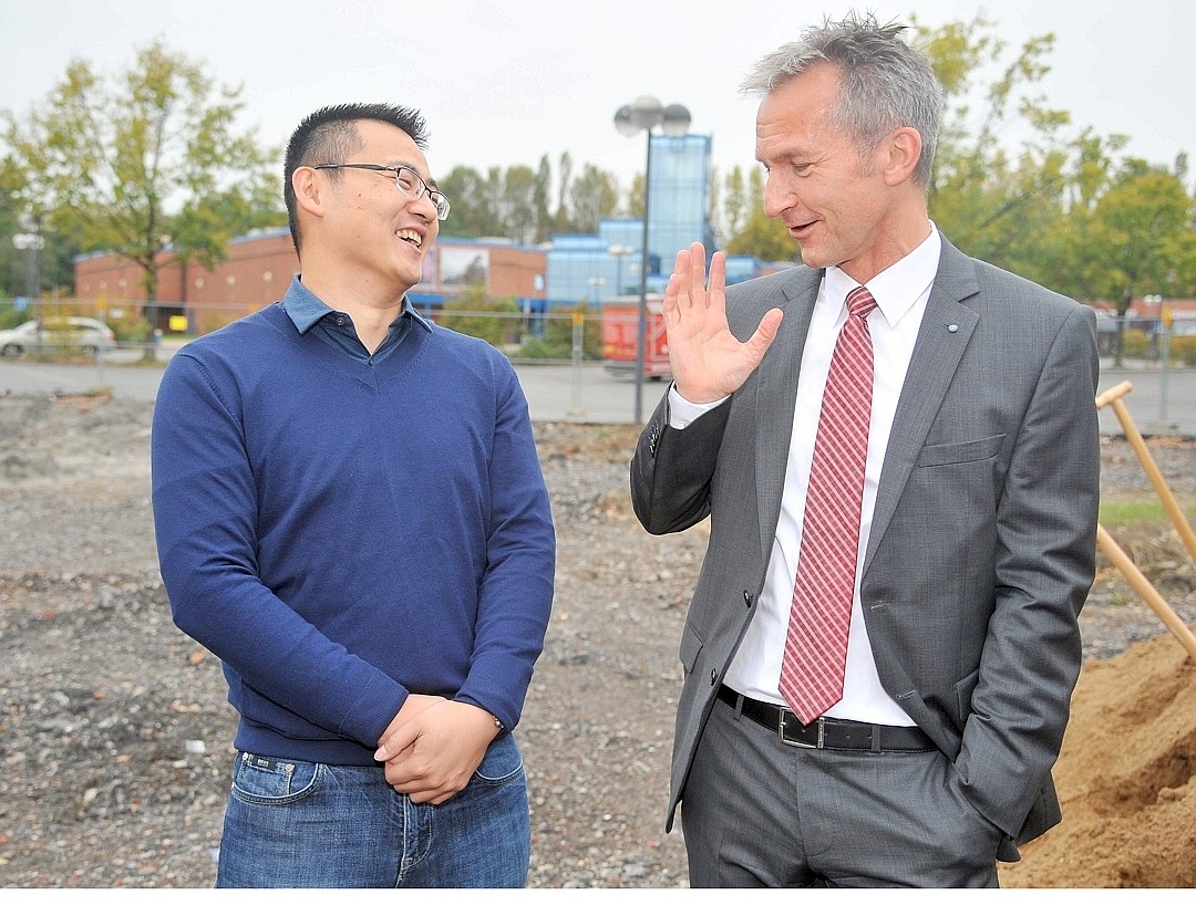 Investor Xiao-Feng Zhan (l) im Gespräch mit Oberbürgermeister Frank Baranowski beim symbolischen ersten Spatenstich im Arena Park. Der 35-Jährige will 2,3 Millionen Euro investieren. 