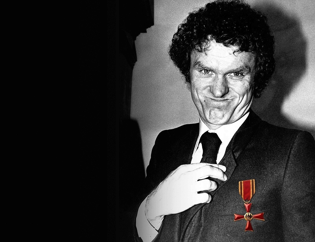 Der frühere Nationaltorwart Sepp Maier erhielt 1978 das Bundesverdienstkreuz. Sein Gesichtsausdruck lässt erahnen, wie er hin- und hergerissen war, was er von dieser Auszeichnung halten soll. (Foto: imago)