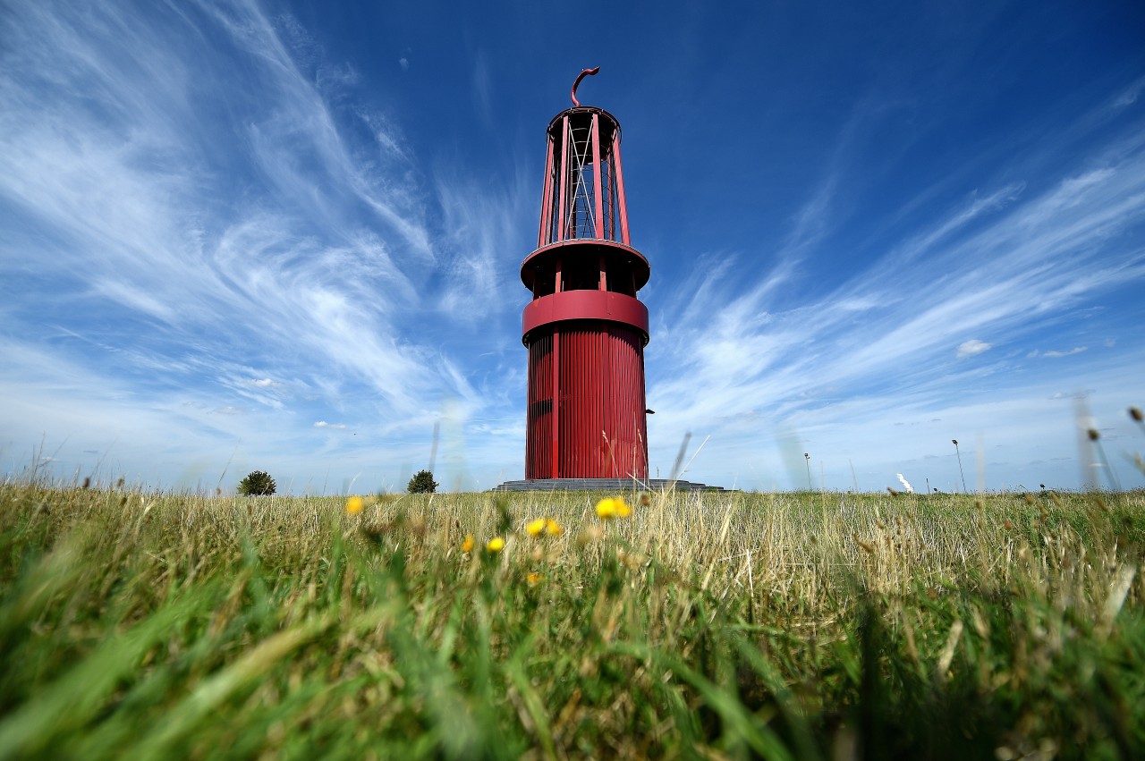 Die Halde Rheinpreußen in Moers mit Otto Pienes Installation „Das Geleucht“, das zugleich ein Aussichtsturm und eine weit sichtbare Landmarke ist.