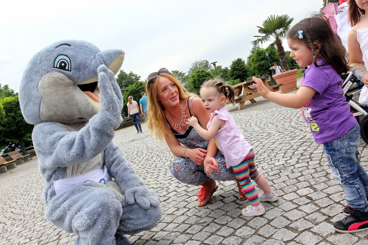 Der Delphin aus dem benachbarten Duisburger Zoo darf beim Maskottchentreffen im Abenteuerpark Oberhausen natürlich nicht fehlen. 