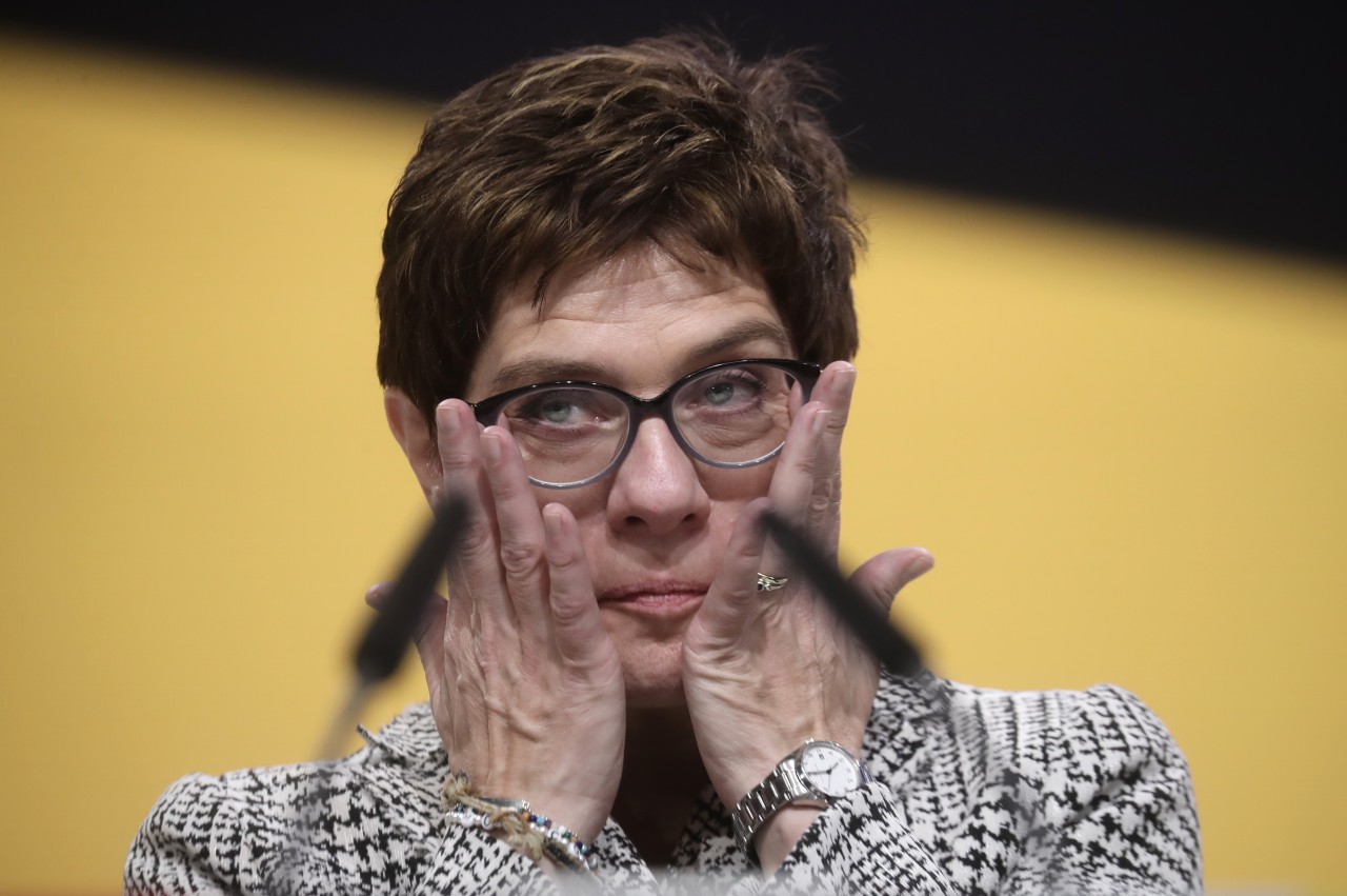 Annegret Kramp-Karrenbauer ist neue CDU-Chefin – und sieht sich mit wilden Verschwörungstheorien konfrontiert.