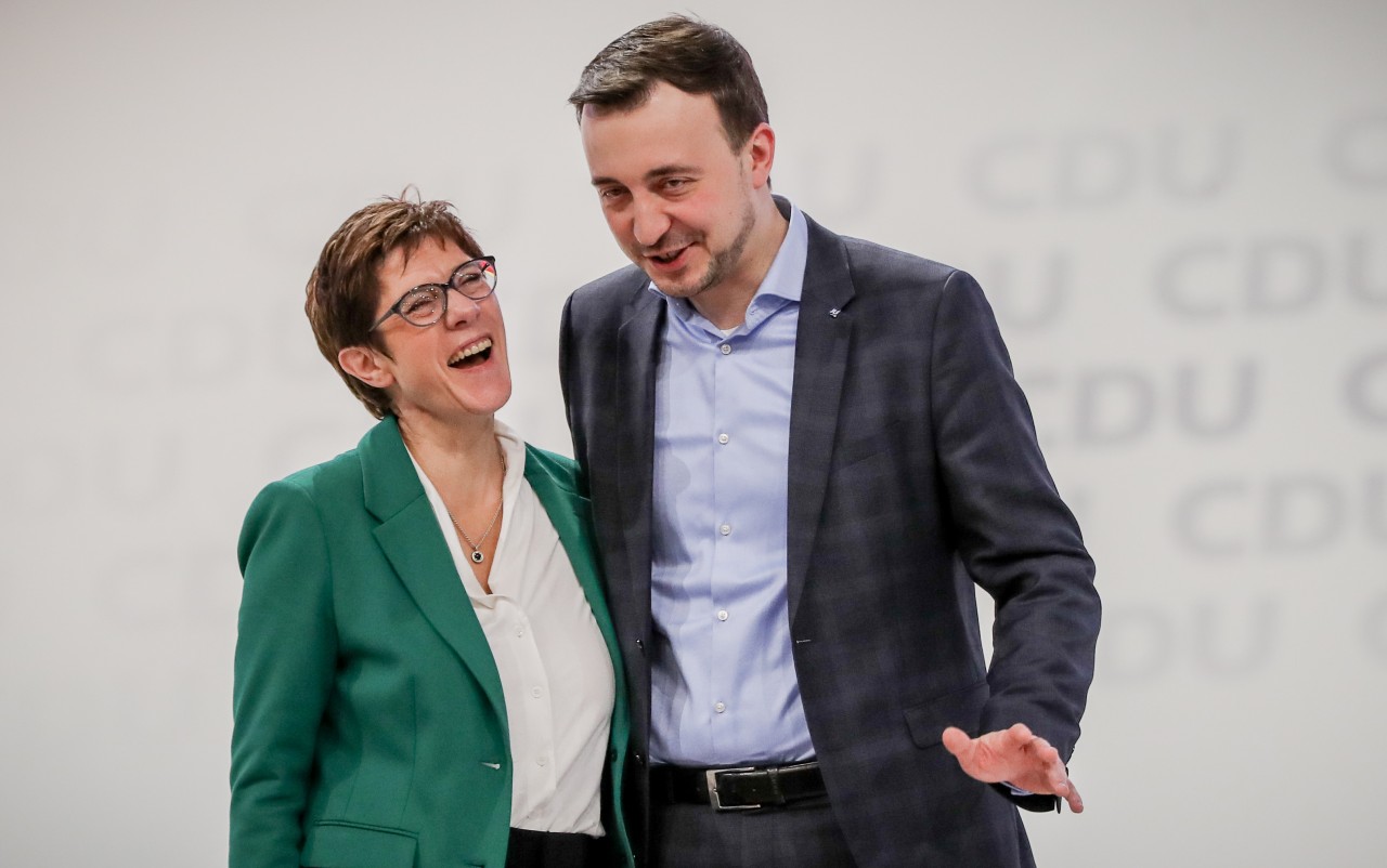 CDU-Chefin Annegret Kramp-Karrenbauer mit Generalsekretär Paul Ziemiak. Es hagelt einige Kritik an der Wahl beider.
