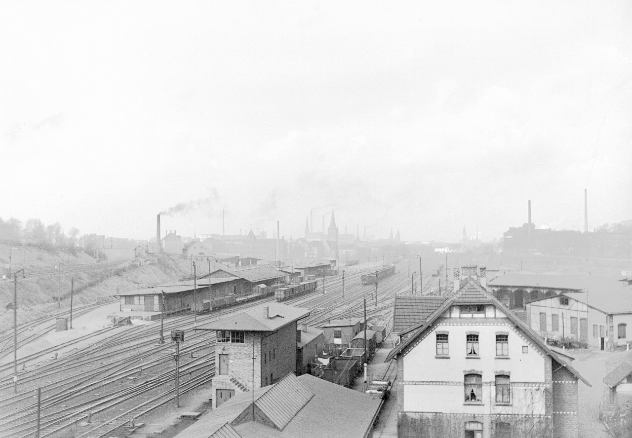 Blick auf die Gleise am Nordbahnhof in den 50er Jahren. Im Hintergrund die Silhouette der Stadt