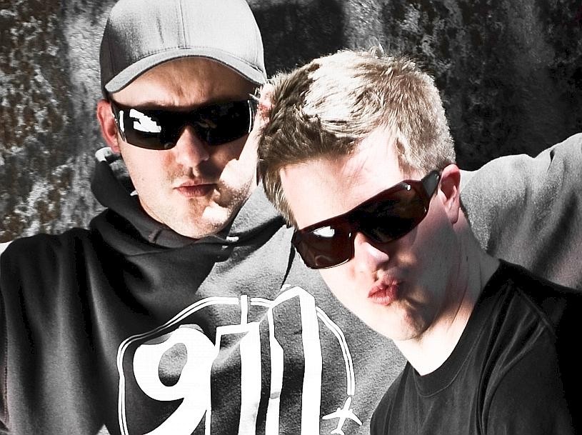 Musiker Marcel „Wojna“ Wojnarowicz (rechts) und sein DJ von der Band "Die Bandbreite".