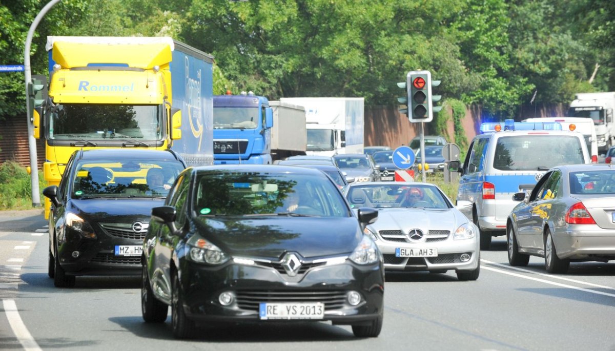 Berufsverkehr auf der B224 in Essen.jpg