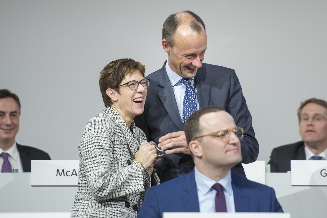 Wahl des neuen CDU-Vorsitzenden und Merkel-Nachfolgers: Annegret Kramp-Karrenbauer und Friedrich Merz müssen in die Stichwahl. Jens Spahn ist raus - konnte aber einen Achtungserfolg erzielen. 