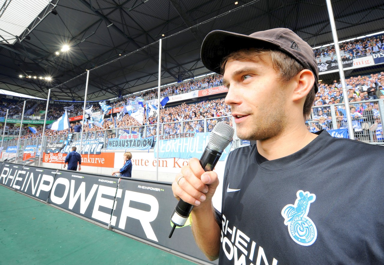 Chris Schulze (im Bild als Stadionsprecher des MSV Duisburg) sorgt sich als Vorsitzender des Vereins DU Gay um den Christopher Street Day in Duisburg. Foto: Hayrettin Özcan / WAZ FotoPool