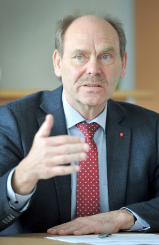 Josef Hülsdünker ist der DGB-Regionsvorsitzende und unterstützt die Forderung des SPD-Bundestagsabgeordneten Joachim Poß nach Konsequenzen für die Täter.