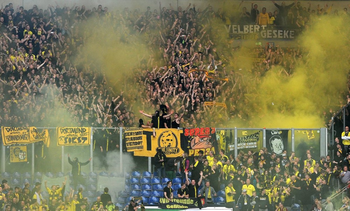 Dortmund Schalke Derby Pyrotechnik.jpg