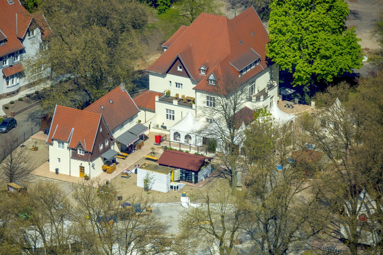 Die „Villa Rheinperle“ mit ihrem Baumbestand.