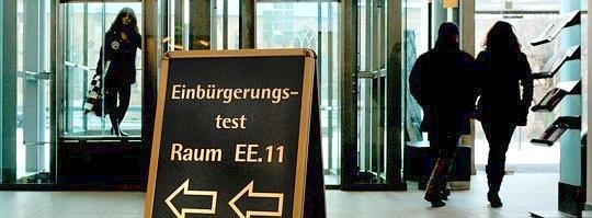Einbürgerungstest in der Volkshochschule Essen_--543x199.jpg