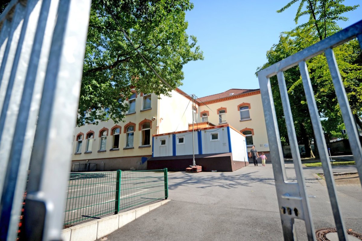 Flüchtlingsheim der Walter-Pleitgen-Schule Im Neerfeld.jpg