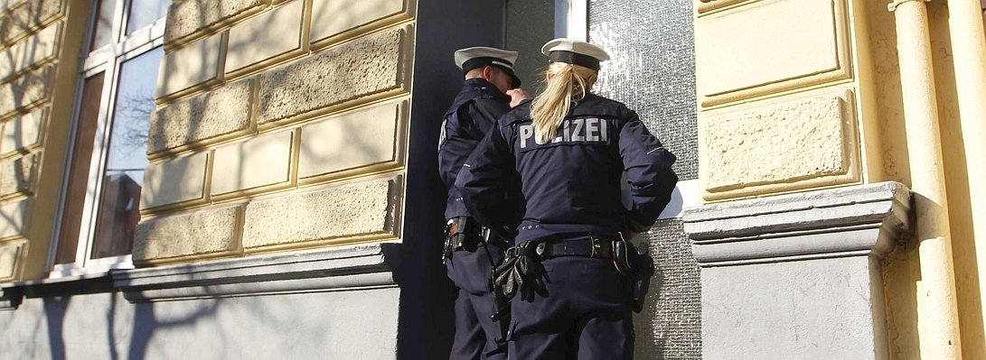 German police officers enter house--656x240.jpg