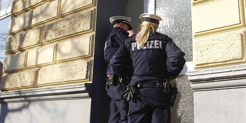 German police officers enter house--656x240.jpg