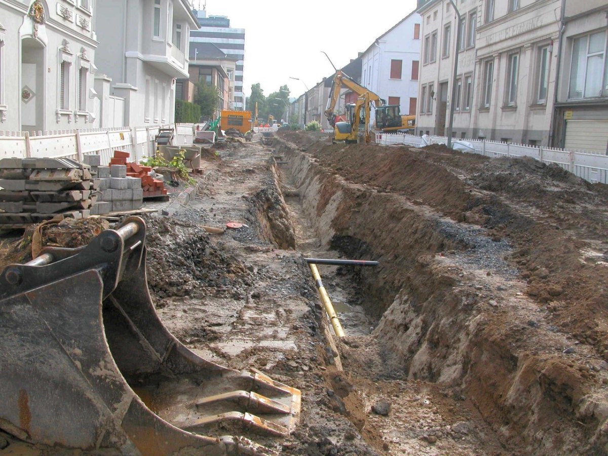 Graben für Gashochdruckleitung in Möhnestraße.jpg