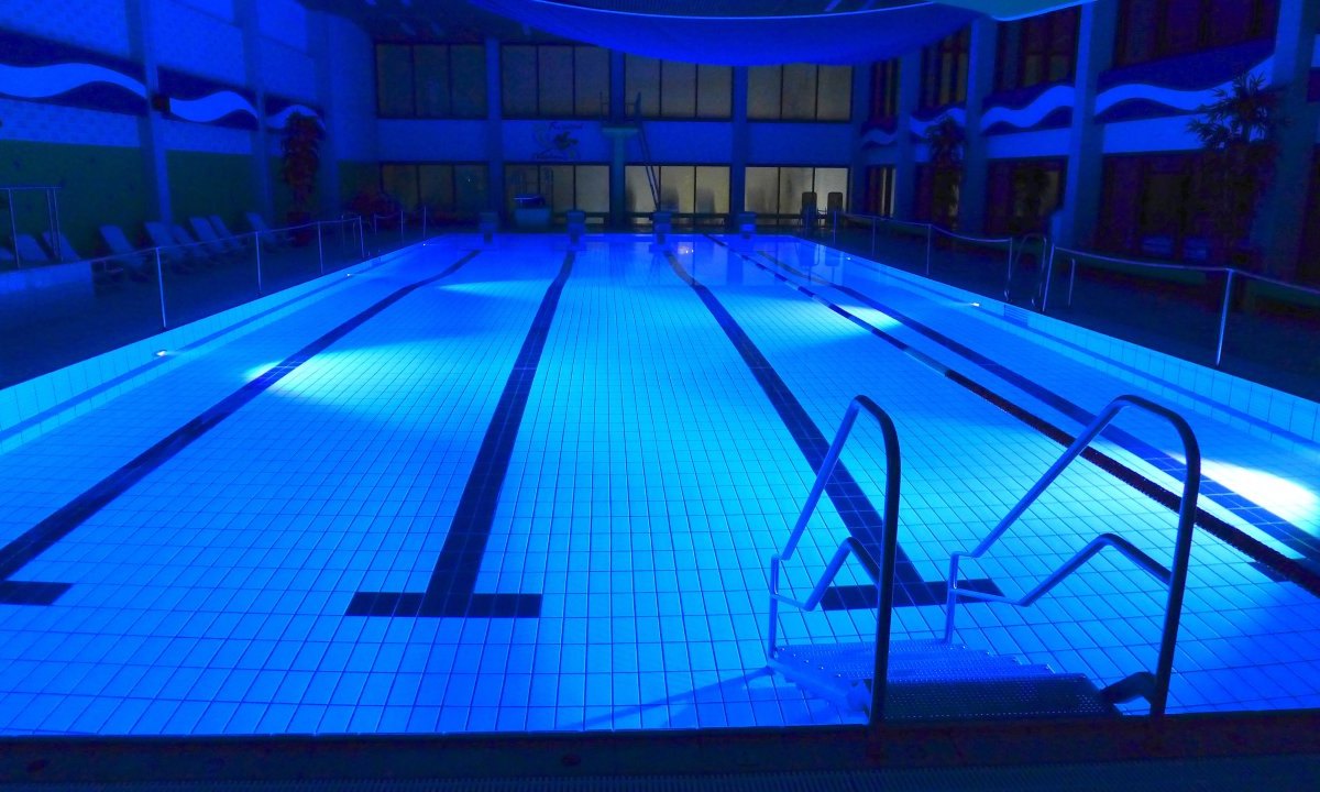 Hallenbad Netphen mit LED-Beleuchtung.jpg