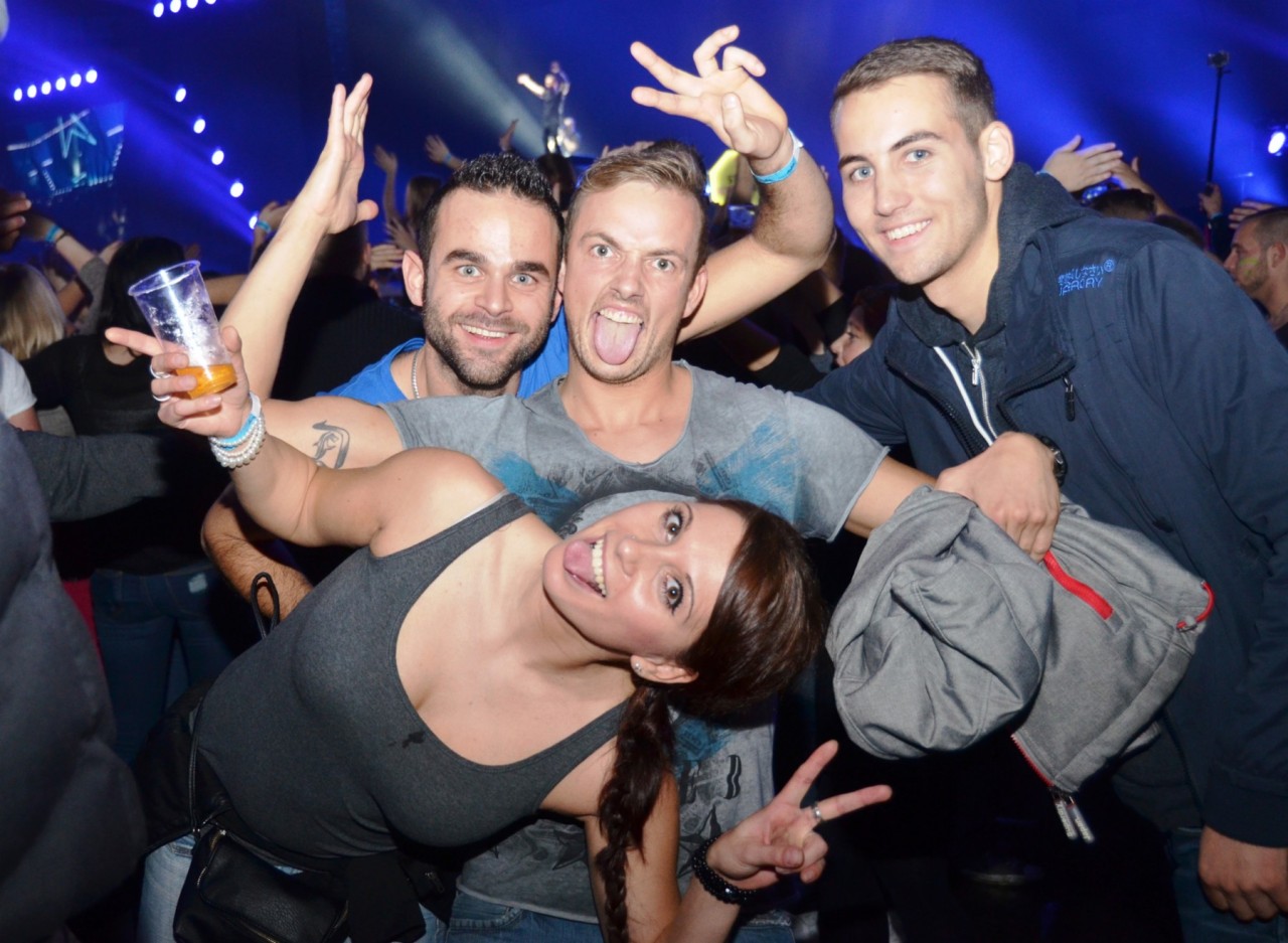 Die Fans des niederländischen DJs Hardwell feierten in der ausverkauften Arena.
