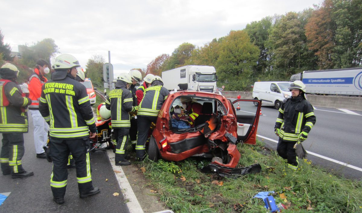 Unfall auf der A40 bei Mülheim. Feuerwehr rettet Autofahrerin aus ihrem Fahrzeug.