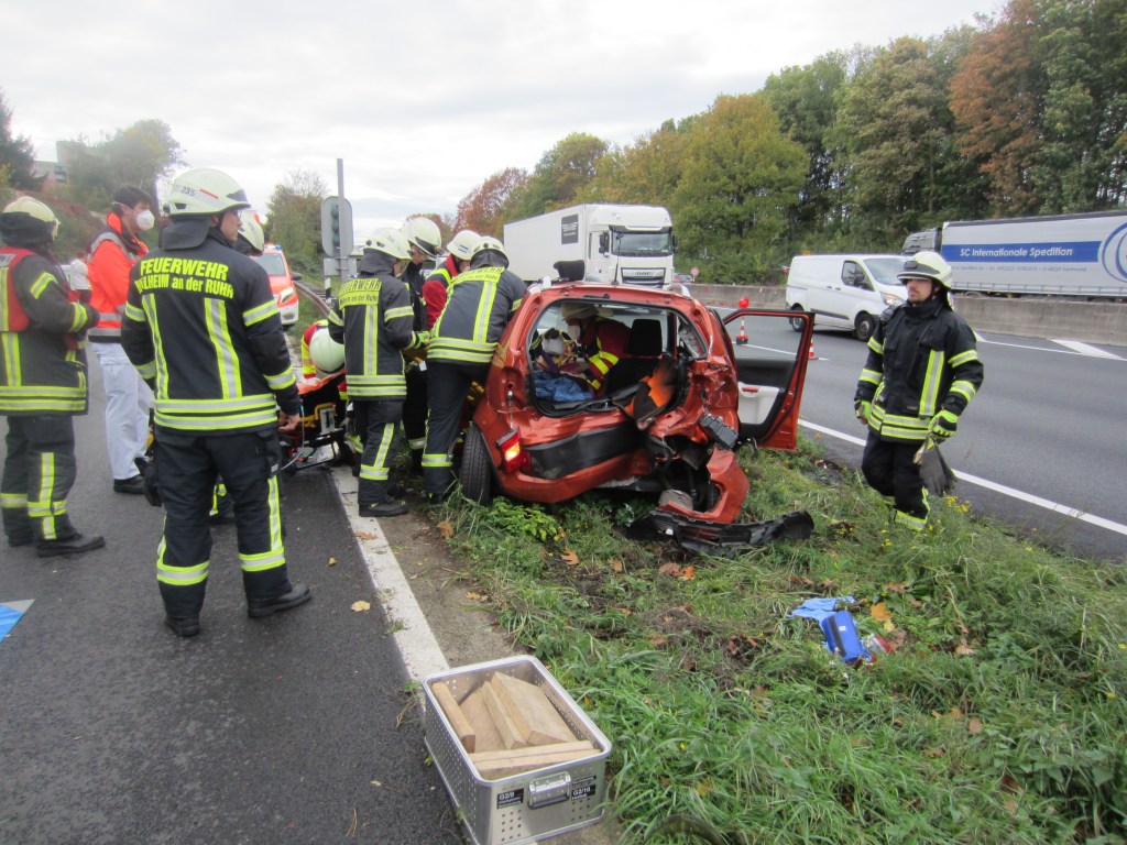 Unfall auf der A40 bei Mülheim. Feuerwehr rettet Autofahrerin aus ihrem Fahrzeug.