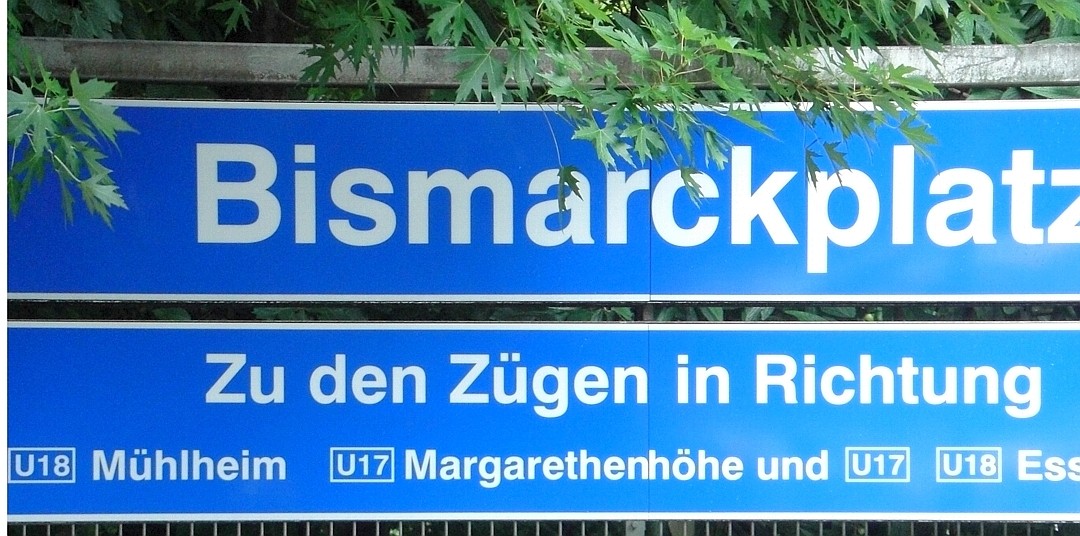 Auch die EVAG sollte wissen, wie man Mülheim richtig schreibt: ein  Hinweisschild am Essener Bismarckplatz. Foto: Julia Hildebrand
