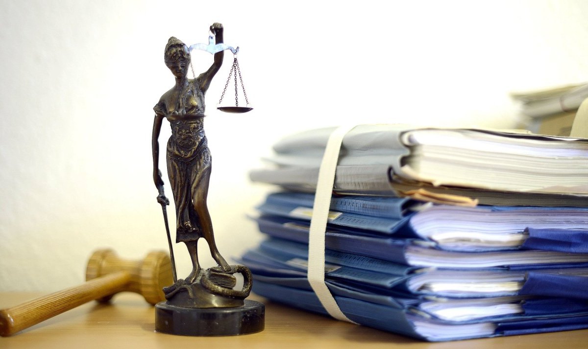 Justitia im Gericht.jpg